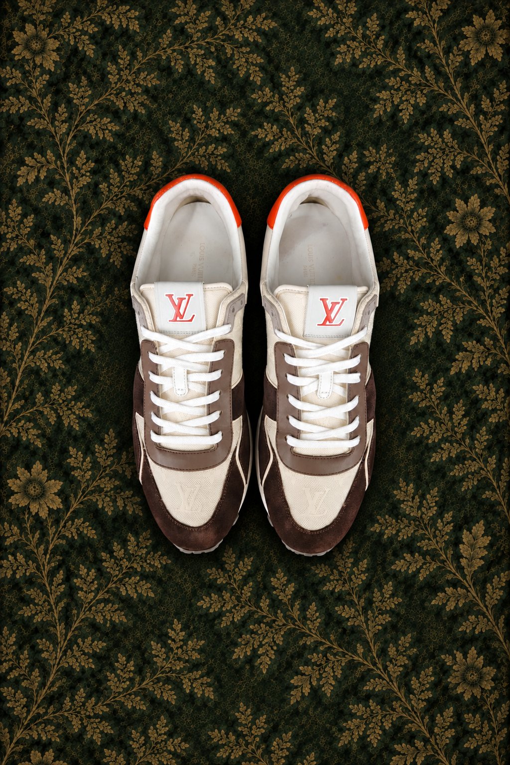 Та же пара Louis Vuitton Run Away Sneaker после профессиональной чистки и восстановления цвета замши в MYST