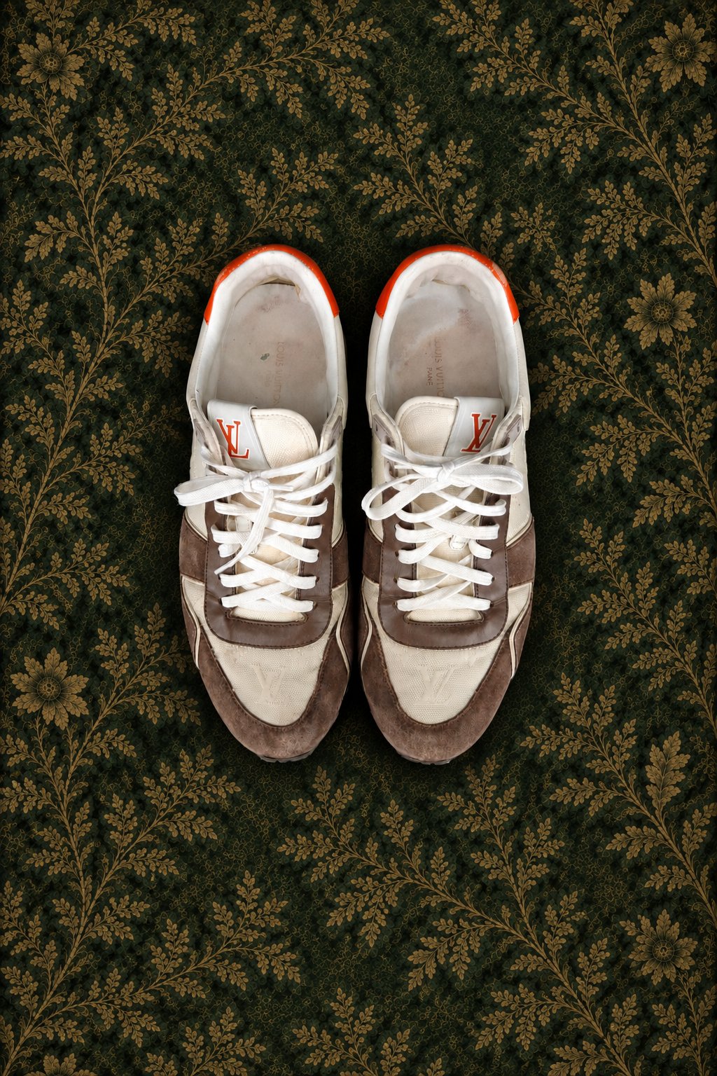 Louis Vuitton Run Away Sneaker до работы MYST: загрязнения и неравномерный цвет коричневой замши, светлый текстиль и оранжевые детали