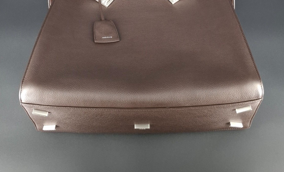 Ferragamo Hug Tote Bag после реставрации: восстановлены цвет и визуальная цельность нижних углов