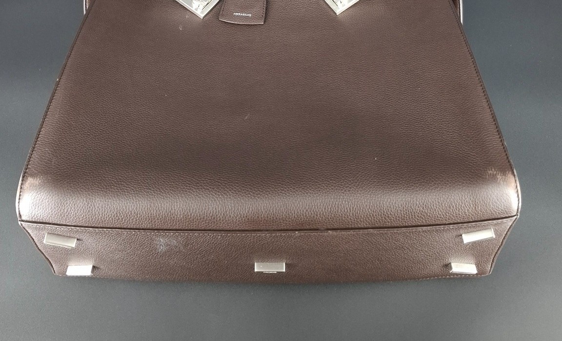 Ferragamo Hug Tote Bag до реставрации: потёртости на нижних углах