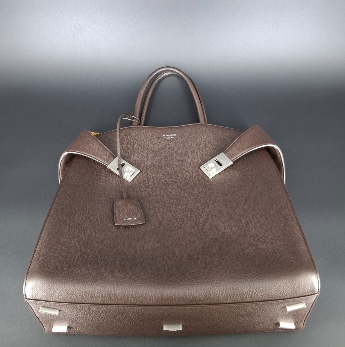 Ferragamo Hug Tote Bag после локальной реставрации потёртых углов