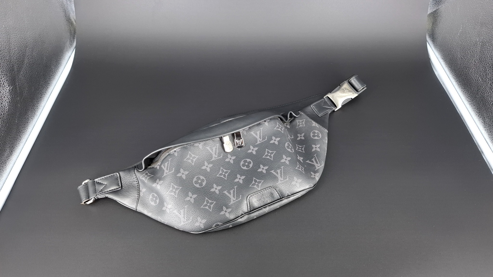 Louis Vuitton Discovery Bumbag PM после работы MYST. Новые кожаные элементы усиливают зоны крепления ремня.