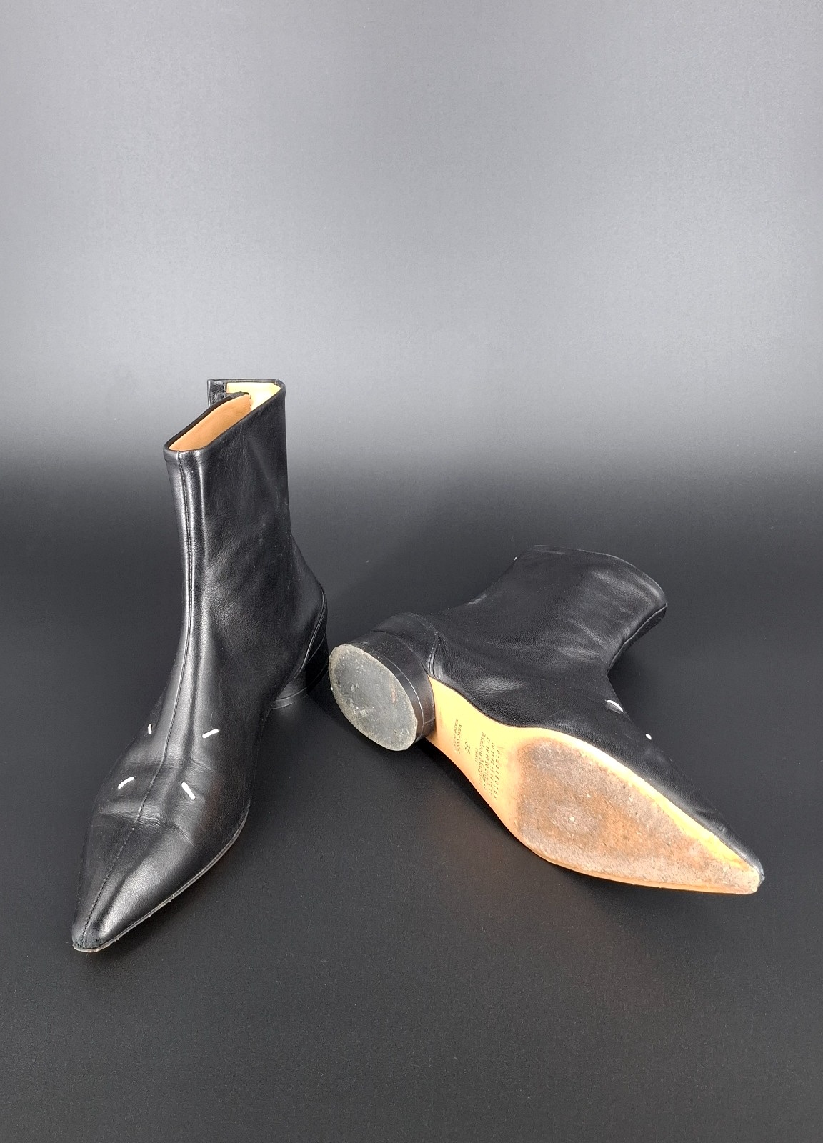 Maison Margiela Four-Stitch Pointed-Toe Ankle Boots до выполнения работ.