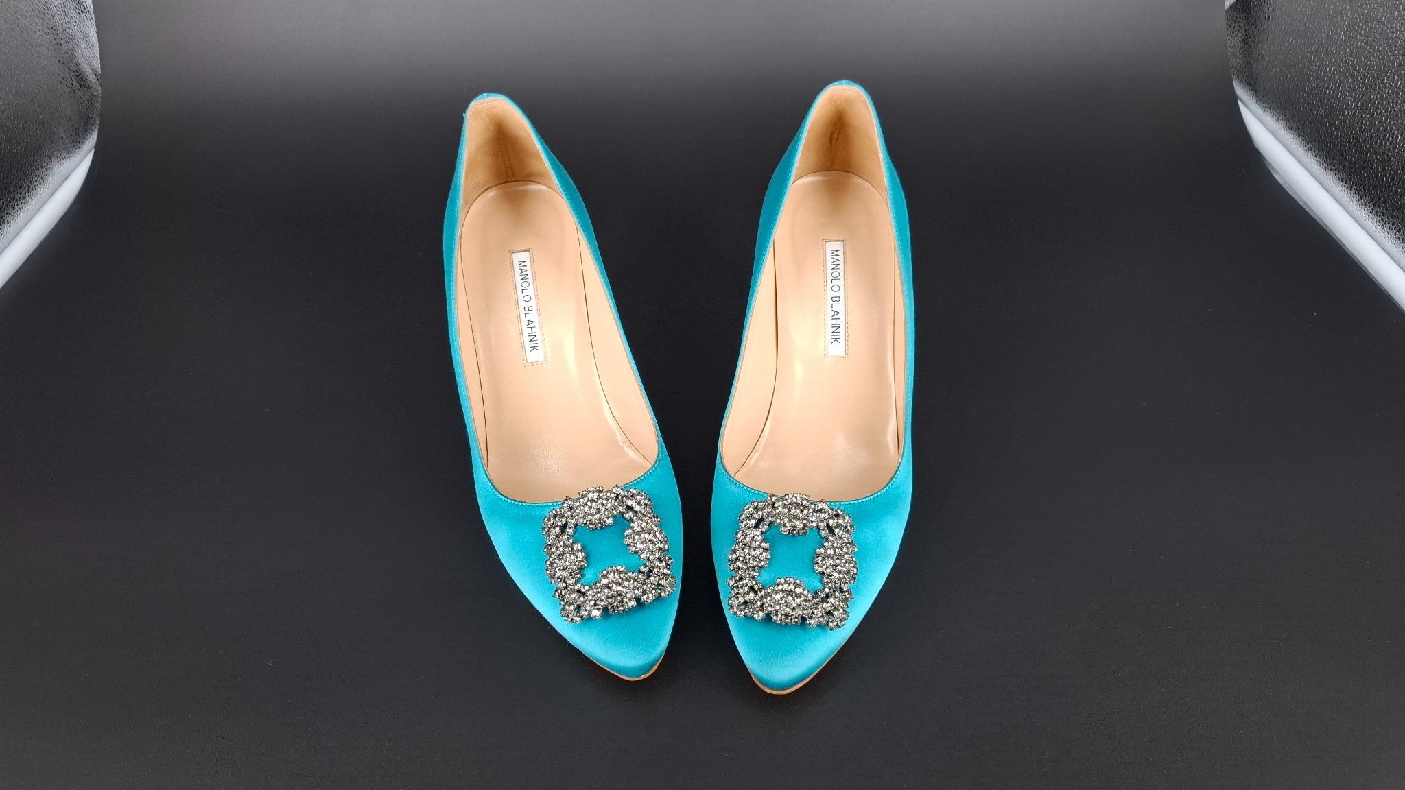 Голубые атласные Manolo Blahnik Hangisi Satin Pumps после чистки в MYST