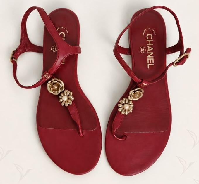 Сандалии Chanel Camellia после чистки и восстановления красно-бордового цвета в MYST