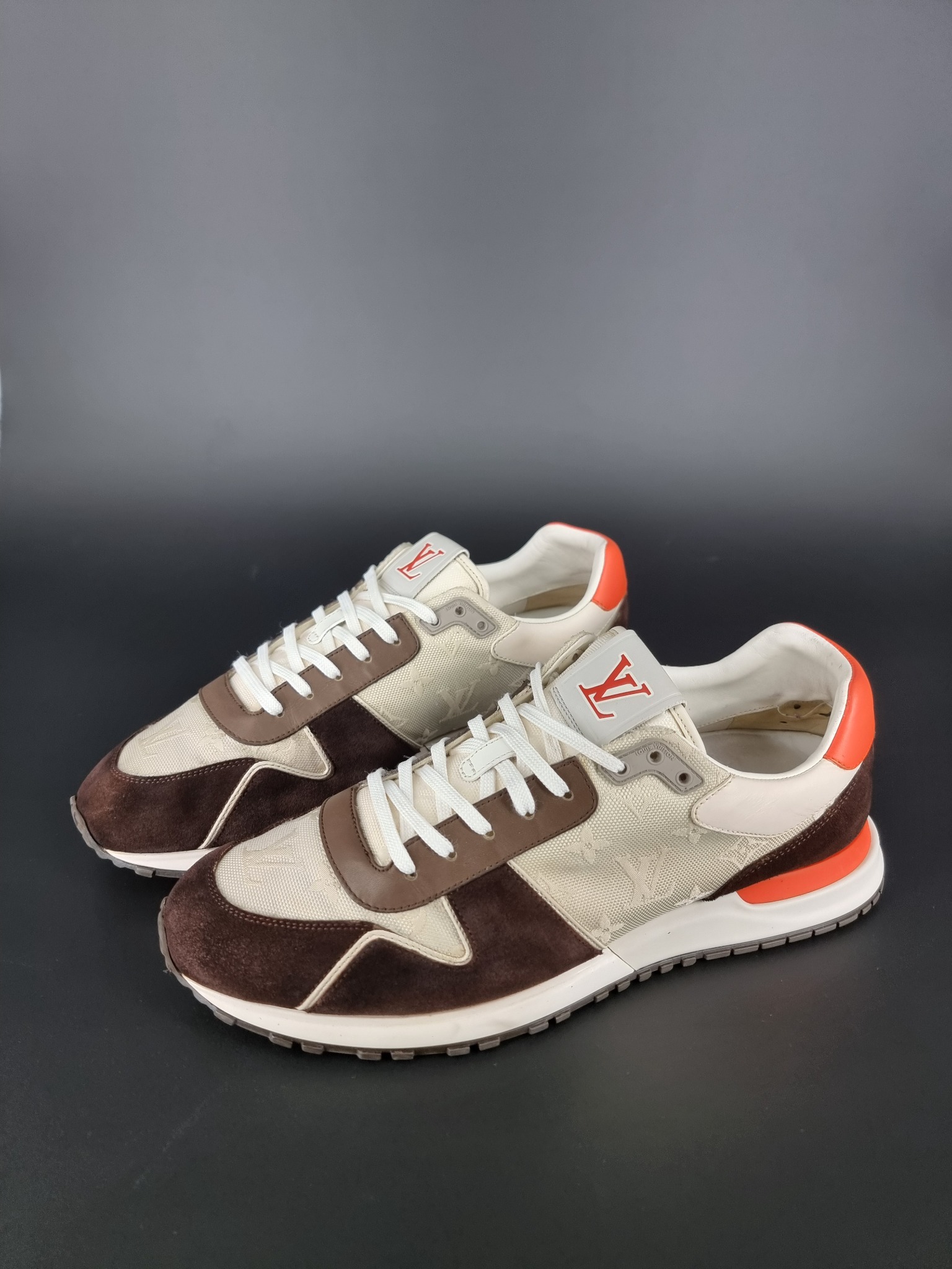Louis Vuitton Run Away Sneaker из практики MYST: коричневая замша, светлые вставки и оранжевые акценты
