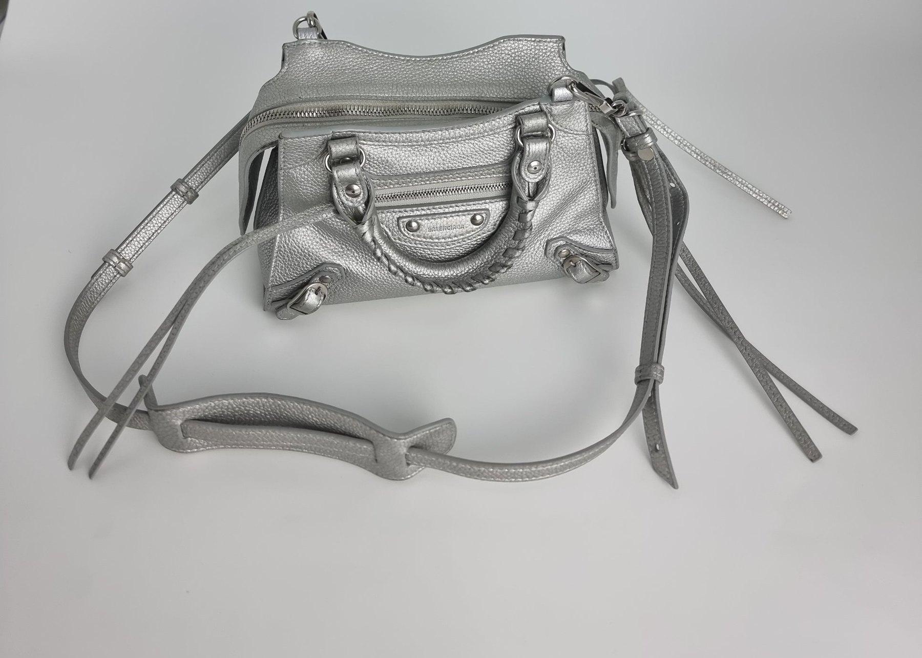 Balenciaga Neo Classic City Mini из серебристой зернистой кожи — крепления плечевого ремешка