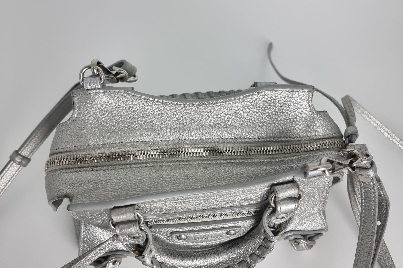 Рис. 3. Balenciaga Neo Classic City Mini: вид на верхнюю часть корпуса и узлы крепления ремешка.